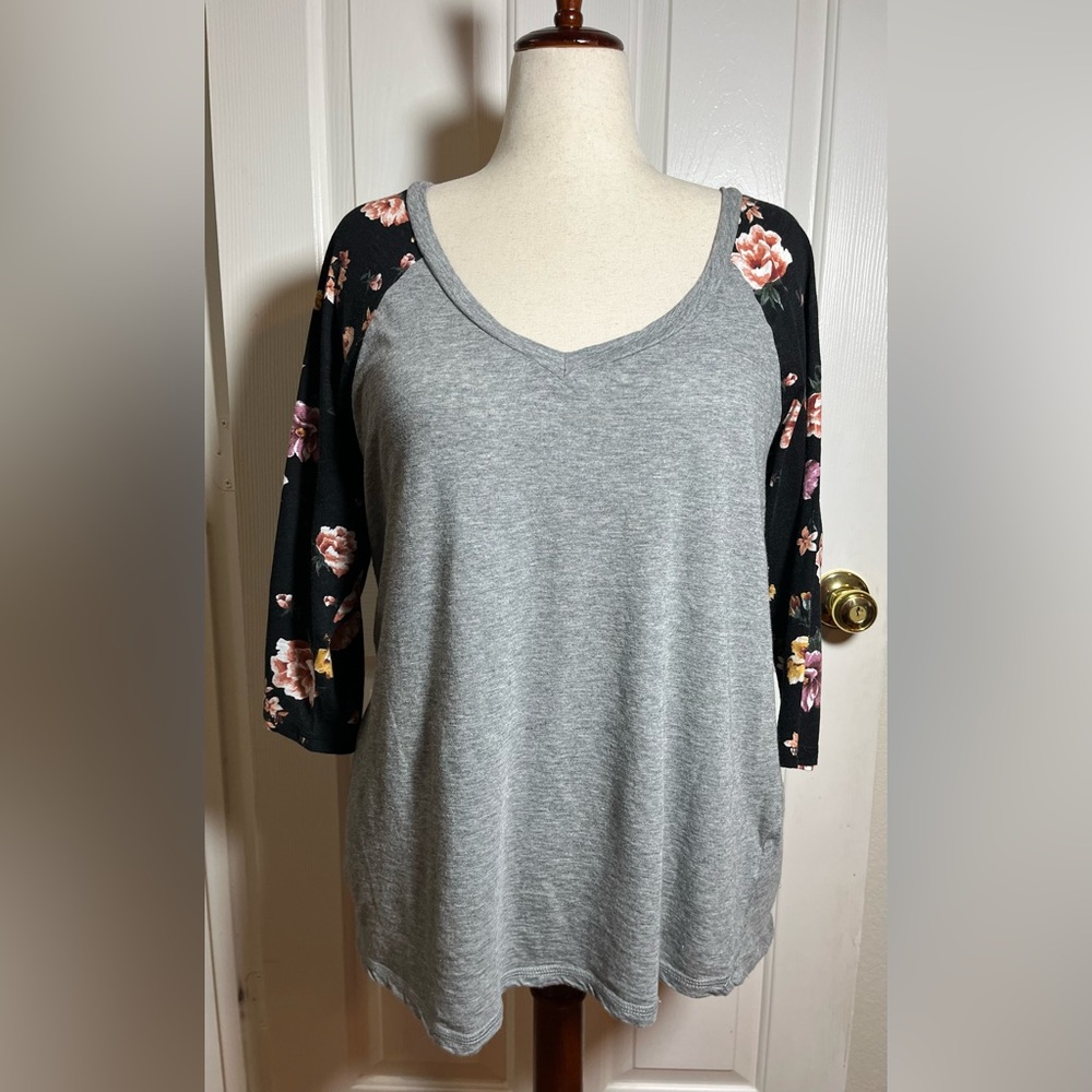 Torrid Heather Gray & Floral 3/4 Sleeve Raglan Tee